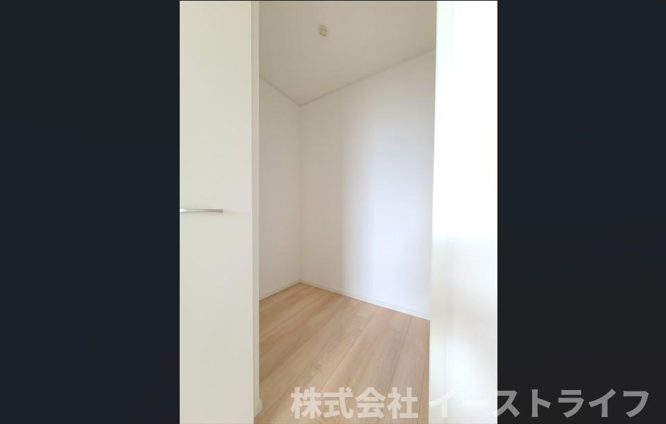 【新築戸建】　いわき市好間町上好間第5　全3棟の収納|同社施工写真　WICがあり、洋服や大きなスーツケースの収納にとても役立ちます。他にも意外と嵩張る、けど捨てたくない！となりがちなお子様のお絵描き、工作、自由研究など大切な思い出もたっぷり納められます◎