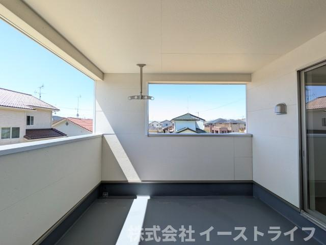 【新築戸建】　いわき市好間町上好間第5　全3棟のバルコニー|同社施工写真　インナーバルコニーは広々としていてお洗濯が楽ちんです。また日当たりを好む植物を育てるにはぴったりの空間なので、ガーデニングの場としても楽しむことができます◎