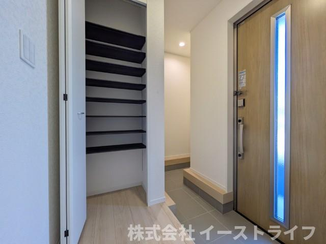 【新築戸建】　いわき市好間町上好間第5　全3棟の玄関|同社施工写真　玄関収納は天井いっぱいまであり靴の整理に困りません！