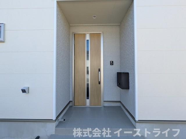 【新築戸建】　いわき市好間町上好間第5　全3棟の玄関|同社施工写真　玄関ポーチもある落ち着いた玄関です