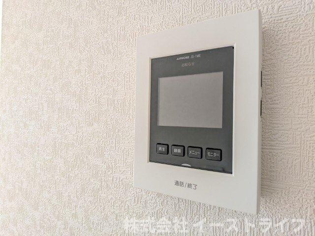 【新築戸建】　いわき市好間町上好間第5　全3棟のセキュリティ|同社施工写真　テレビモニター付きインターフォンです。玄関のドアを開けることなく来客の顔や声を確認できるため、トラブルの防止につながります。