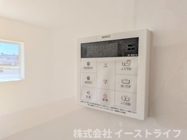 【新築戸建】　いわき市好間町上好間第5　全3棟の発電・温水設備|同社施工写真　追い炊き機能付き給湯リモコン