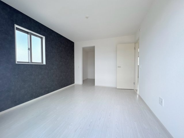 新築戸建　岐阜市加納5期　全1区画分譲の独立洗面台|床材に受ける様々な傷や、温度・湿度変化によるクラックの発生を大幅に抑える特殊加工を施工済み。
