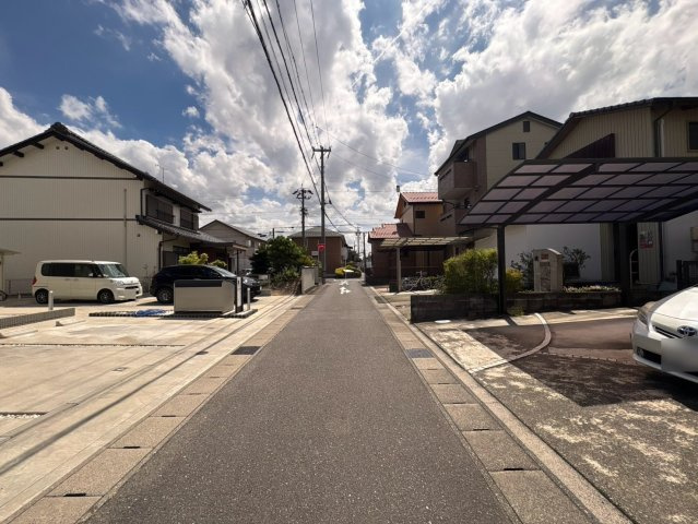 新築戸建　岐阜市加納5期　全1区画分譲の玄関|大容量のシューズ収納付きで玄関周りもすっきり！玄関ドアからの光が玄関ホールを明るくしてくれます。