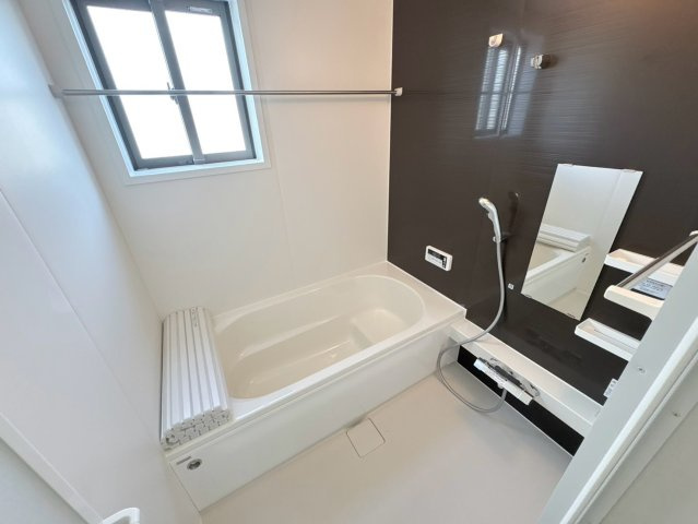新築戸建　岐阜市加納5期　全1区画分譲の居間・リビング|フローリング材は木目調でナチュラルな美しさ。様々な傷やクラックの発生を大幅に抑える特殊加工済み。