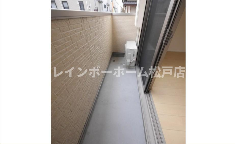 キャメル草加氷川町Ⅱのバルコニー|落ち着いた時間を過ごせるバルコニーです