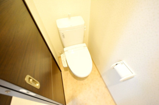 温水洗浄便座付きのトイレです☆
