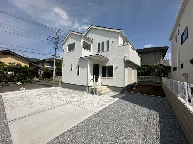 下野市烏ヶ森2丁目　新築戸建1の前面道路含む現地写真