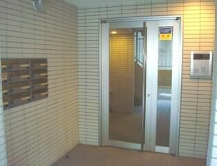 荒川区東日暮里３丁目の賃貸マンションのエントランス