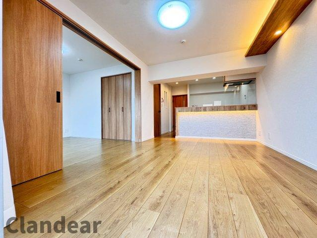 東和ファイナンスの居間・リビング|ドキドキの新生活も、安心してスタート。ぴったりの住まいを見つけませんか？クランディアが一緒に住まい選びをサポートします‼　まずは、お気軽にお問合せください　＃クランディア