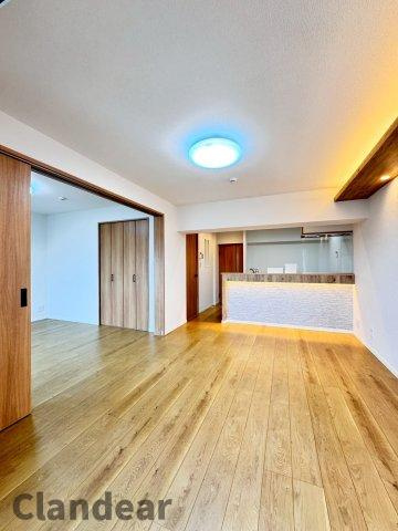 東和ファイナンスの居間・リビング|ドキドキの新生活も、安心してスタート。ぴったりの住まいを見つけませんか？クランディアが一緒に住まい選びをサポートします‼　まずは、お気軽にお問合せください　＃クランディア