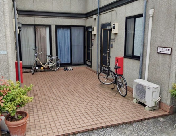 ジュネス目黒のエントランス