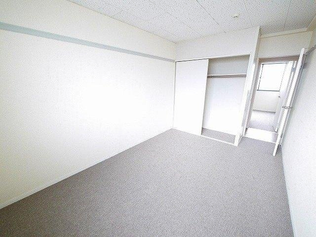 レオパレス浪漫２０００の寝室|広くて明るい寝室