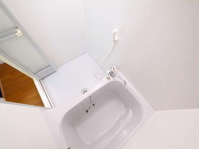 レオパレス浪漫２０００の浴室|コンパクトで使いやすいお風呂です