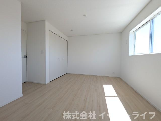 【新築戸建】　いわき市好間町上好間第5　全3棟の子供部屋|同社施工写真　家具などのインテリアともマッチしておしゃれ感が出しやすく、身の回りの整理がしやすいのも洋室の魅力です◎