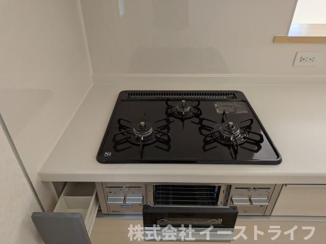【新築戸建】　いわき市好間町上好間第5　全3棟のキッチン|同社施工写真　ガス火3口、魚焼きグリル、調味用入れがついています！