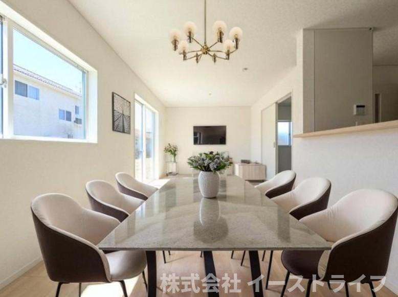 【新築戸建】　いわき市好間町上好間第5　全3棟の居間・リビング|同社施工写真のLDKに家具を配置したイメージ画像です。
※本画像はCGで作成しており、実際に現地に 家具は置かれておりません。また、価格に 家具は含まれておりません。