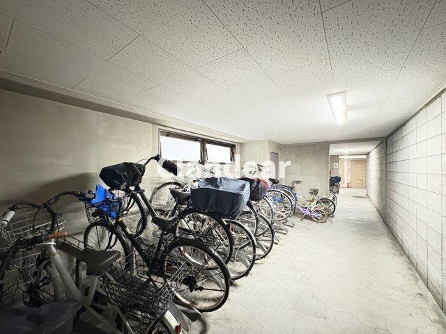 レジェンド東日暮里ウエストの駐輪場|ドキドキの新生活も、安心してスタート。ぴったりの住まいを見つけませんか？クランディアが一緒に住まい選びをサポートします‼　まずは、お気軽にお問合せください　＃クランディア