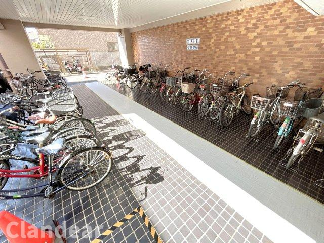 いづみハイツ竹の塚の駐輪場|ドキドキの新生活も、安心してスタート。ぴったりの住まいを見つけませんか？クランディアが一緒に住まい選びをサポートします‼　まずは、お気軽にお問合せください　＃クランディア
