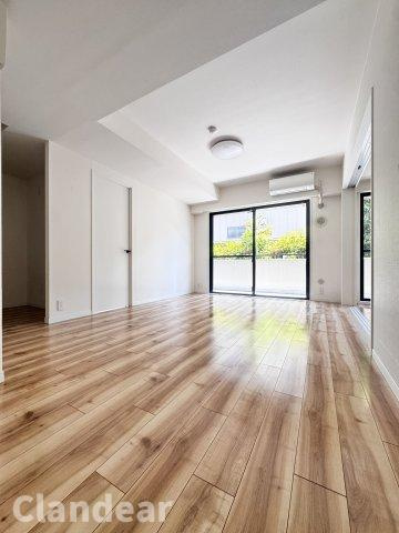ヴェラハイツ松戸の居間・リビング|ドキドキの新生活も、安心してスタート。ぴったりの住まいを見つけませんか？クランディアが一緒に住まい選びをサポートします‼　まずは、お気軽にお問合せください　＃クランディア