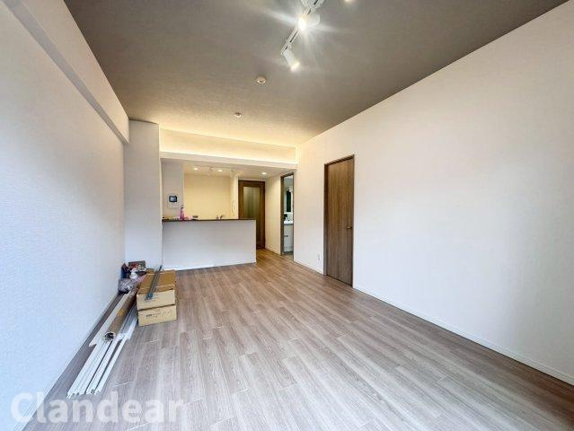 コスモ平井南リバータウンの居間・リビング|ドキドキの新生活も、安心してスタート。ぴったりの住まいを見つけませんか？クランディアが一緒に住まい選びをサポートします‼　まずは、お気軽にお問合せください　＃クランディア