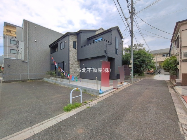 練馬区石神井台4丁目 限定1棟の前面道路含む現地写真|南側約15.0ｍ公道×東側約4.0ｍ道路に面する開放感あふれる角地