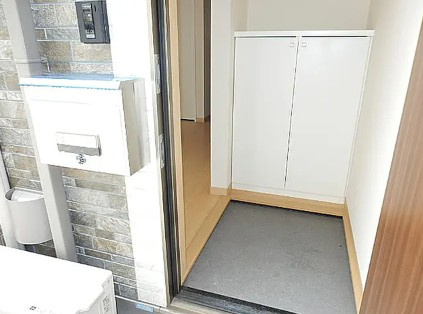 国立市西２丁目のアパートの玄関