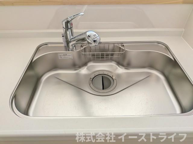 【新築戸建】　いわき市好間町上好間第5　全3棟のキッチン|同社施工写真　浄水器一体型水栓です◎対面式キッチンなので、リビングルームにいるご家族の様子を見ながら調理ができ、小さなお子様がいるご家庭でも安心です。
