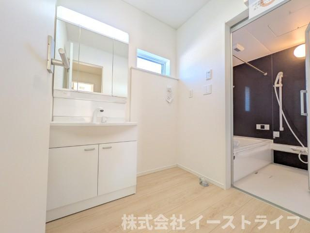 【新築戸建】　いわき市好間町上好間第5　全3棟の独立洗面台|同社施工写真　朝の身支度に便利な独立洗面台です。3面鏡で鏡の裏には収納スペースがあり、小物などをすっきり片づけることができます。