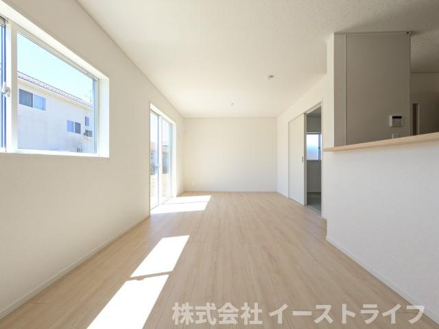 【新築戸建】　いわき市好間町上好間第5　全3棟の居間・リビング|同社施工写真　家族が自然と集まる広いリビングは、ご家族でゆっくりくつろぎたい方におすすめです。