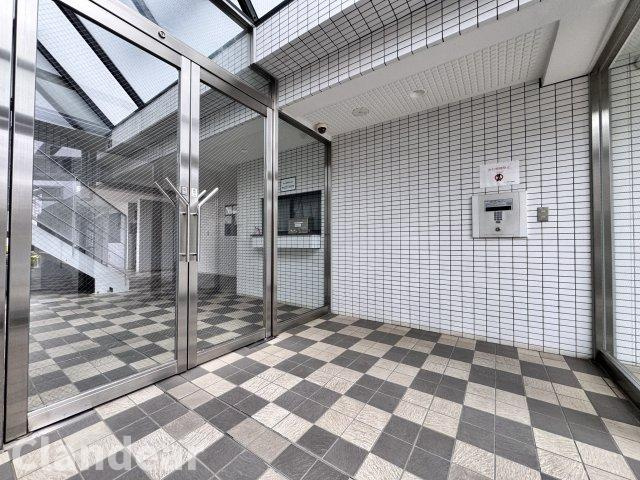 ベルシェ松戸Ⅴ１のエントランス|ドキドキの新生活も、安心してスタート。ぴったりの住まいを見つけませんか？クランディアが一緒に住まい選びをサポートします‼　まずは、お気軽にお問合せください　＃クランディア