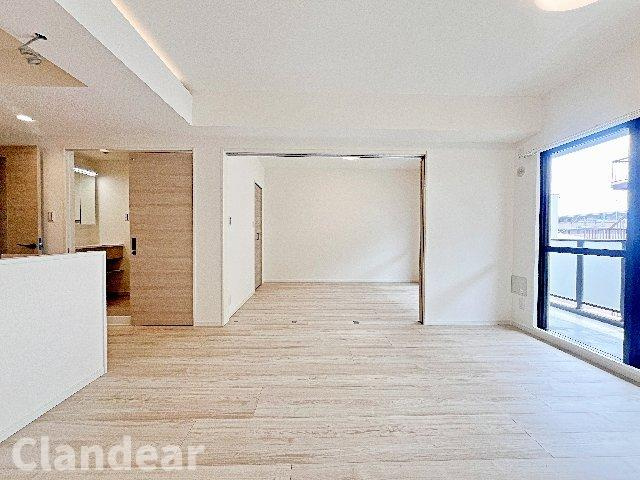 ベルドゥムール草加中央東の居間・リビング|ドキドキの新生活も、安心してスタート。ぴったりの住まいを見つけませんか？クランディアが一緒に住まい選びをサポートします‼　まずは、お気軽にお問合せください　＃クランディア