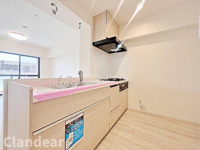 ベルドゥムール草加中央東のキッチン|ドキドキの新生活も、安心してスタート。ぴったりの住まいを見つけませんか？クランディアが一緒に住まい選びをサポートします‼　まずは、お気軽にお問合せください　＃クランディア