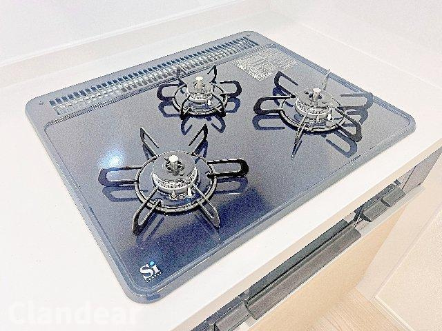 ベルドゥムール草加中央東のキッチン|ドキドキの新生活も、安心してスタート。ぴったりの住まいを見つけませんか？クランディアが一緒に住まい選びをサポートします‼　まずは、お気軽にお問合せください　＃クランディア