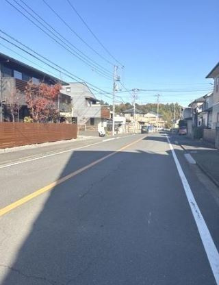 【土地】日高市高萩東建築条件無し売地の前面道路含む現地写真|6.5ｍの広々した道路