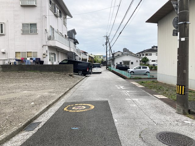 「プレミアム仕様」高知市新田町　新築建売2の前面道路含む現地写真|ゆとりある全面道路。運転が苦手な方も安心です◎