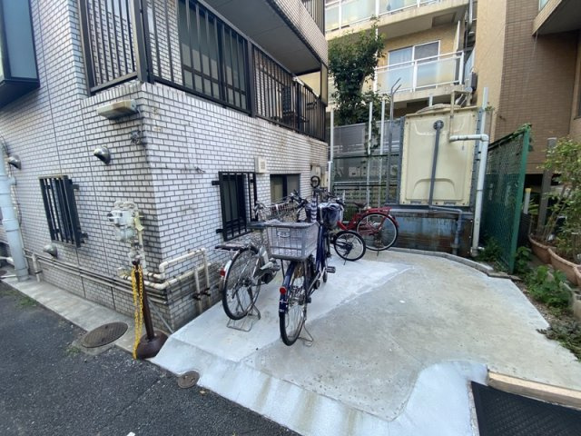 ＪＬＢグランエクリュ上野桜木の駐車場