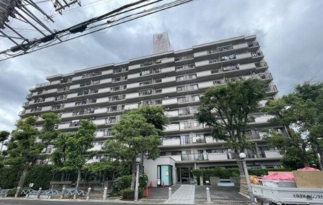 ルネ草加松原の外観|やわらかな色合いの外観が、住まう人をそっと迎える佇まい。日々の暮らしに寄り添う、穏やかな雰囲気です