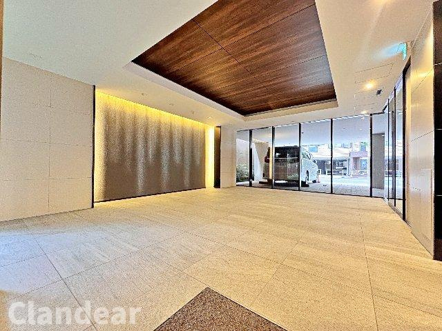 オープンレジデンシア両国森下のロビー|ドキドキの新生活も、安心してスタート。ぴったりの住まいを見つけませんか？クランディアが一緒に住まい選びをサポートします‼　まずは、お気軽にお問合せください　＃クランディア