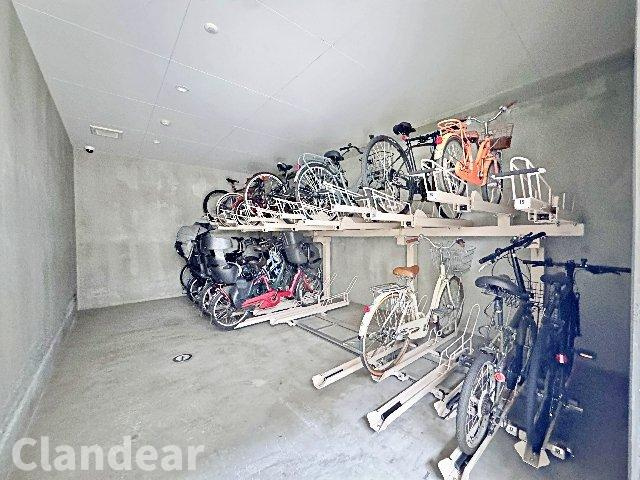 オープンレジデンシア両国森下の駐輪場|ドキドキの新生活も、安心してスタート。ぴったりの住まいを見つけませんか？クランディアが一緒に住まい選びをサポートします‼　まずは、お気軽にお問合せください　＃クランディア