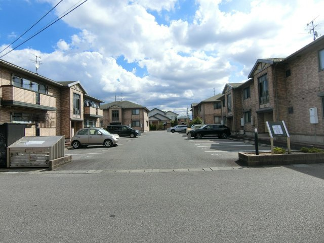 グランシャリオ堀川C棟の駐車場