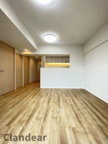 綾瀬プルミエの居間・リビング|ドキドキの新生活も、安心してスタート。ぴったりの住まいを見つけませんか？クランディアが一緒に住まい選びをサポートします‼　まずは、お気軽にお問合せください　＃クランディア