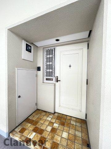綾瀬プルミエの玄関|ドキドキの新生活も、安心してスタート。ぴったりの住まいを見つけませんか？クランディアが一緒に住まい選びをサポートします‼　まずは、お気軽にお問合せください　＃クランディア