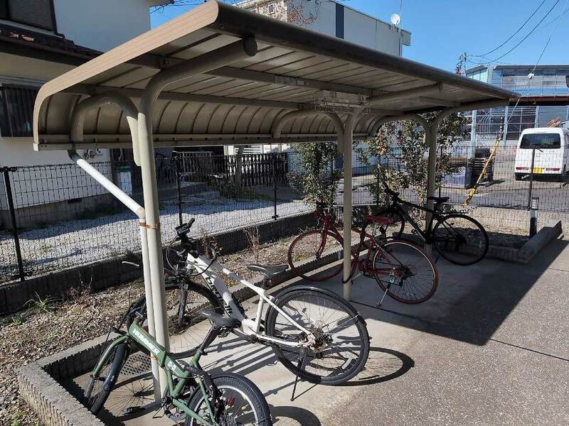 レオパレスエクレールの駐車場