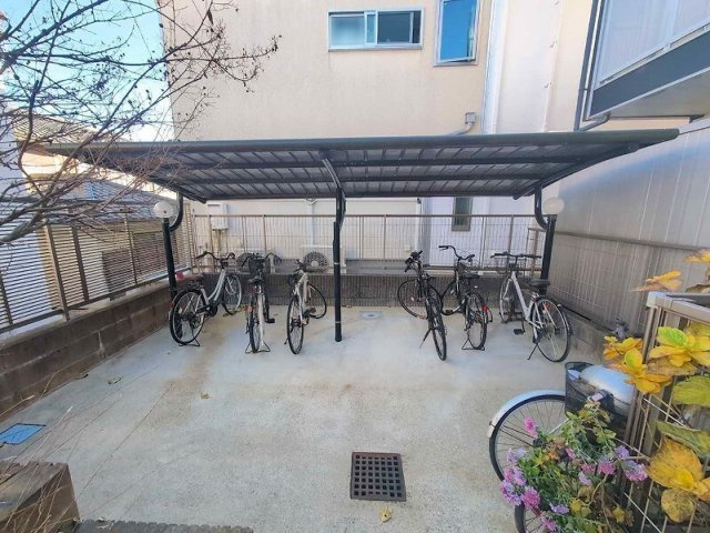 レオパレスアムール梅ヶ丘の駐車場