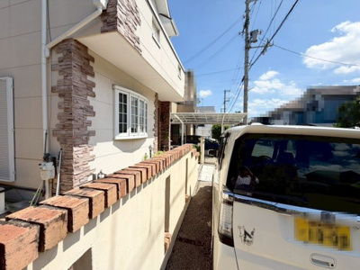 【駐車場】 | 羽衣２丁目　中古一戸建 | ２面採光を確保した明るい室内は、風通しも良く、大変居心地の良い空間となっております♪爽やかな風を感じて起きる朝は、快適生活の始まりに！