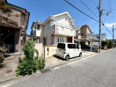 【前面道路含む現地写真】 | 羽衣２丁目　中古一戸建 | 広々とした前面道路ですよ！車の出し入れもスムーズに出来ますね！