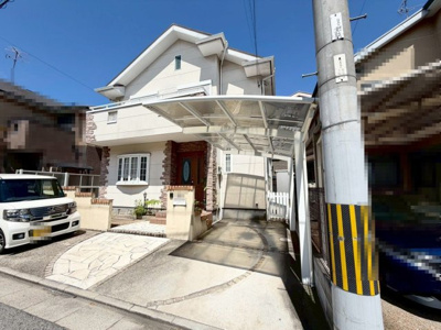 【駐車場】 | 羽衣２丁目　中古一戸建 | 対面式を採用したキッチンですので、リビングで寛ぐご家族をいつも感じられます！サイドにパントリースペースがありますので、雑多になりやすいものを見えなくできるのに重宝します！