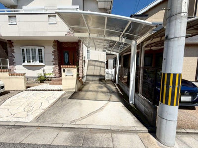 【駐車場】 | 羽衣２丁目　中古一戸建 | ゆとりのある浴室でのびのび一日の疲れを癒して下さいね！浴室に窓が付いているので、換気ができて湿気やカビ防止になりますよ！