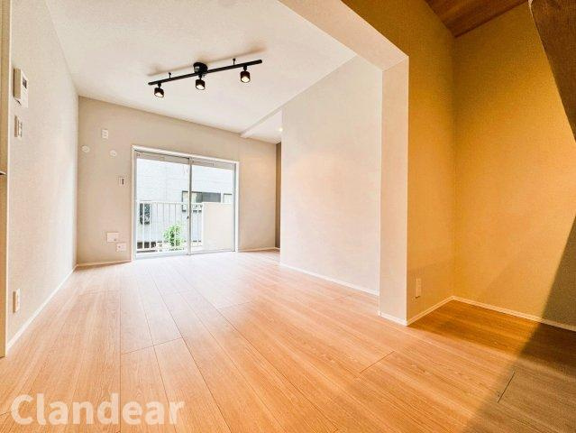 カエサル西尾久の居間・リビング|ドキドキの新生活も、安心してスタート。ぴったりの住まいを見つけませんか？クランディアが一緒に住まい選びをサポートします‼　まずは、お気軽にお問合せください　＃クランディア